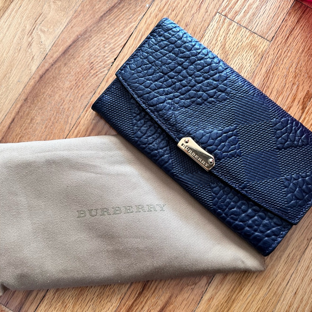 BURBERRY Signature Grain Calfskin Check Embossed Porter Continental Wallet navy